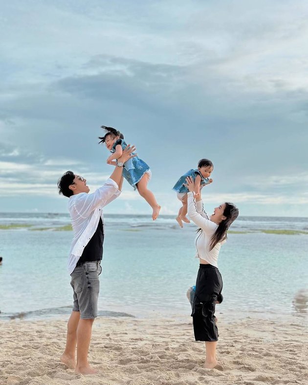 8 Photos of Felicya Angelista and Caesar Hito Inviting Their Beautiful Daughters on Vacation to Bali