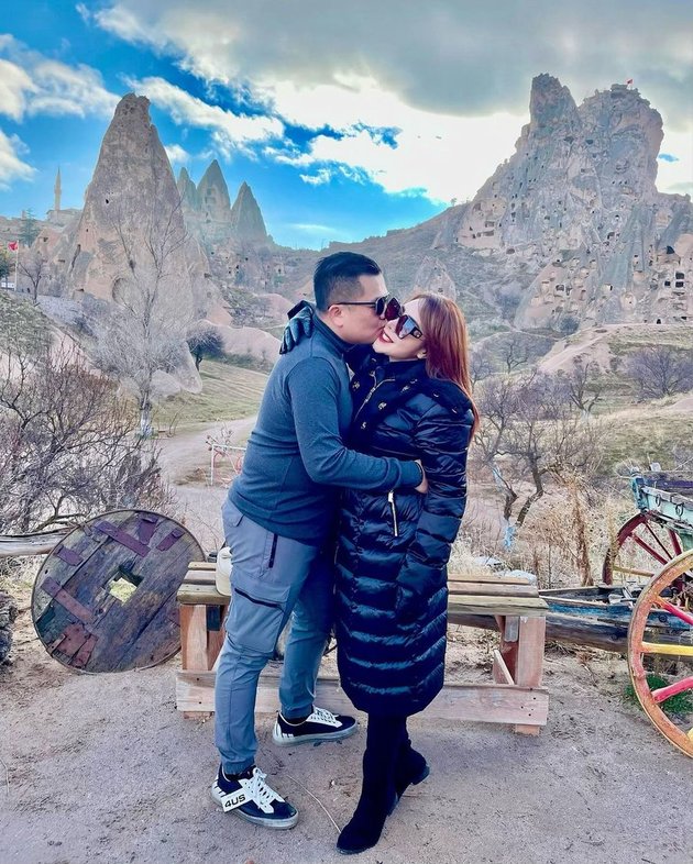 8 Portraits of Femmy Permatasari Honeymooning with Husband in Turkey, Romantic Moments in Cappadocia - Showing Affectionate Kisses