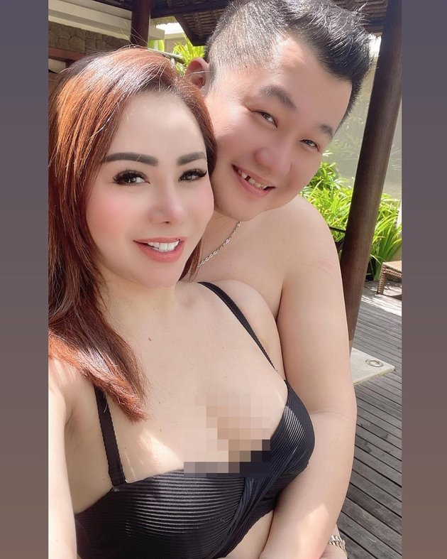 8 Photos of Femmy Permatasari Posing in a Two Piece Bikini, Showing Body Goals at Almost Half a Century Old