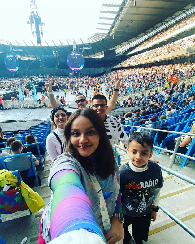 8 Potret Ferdi Hasan Watching Coldplay Concert in England, Bringing Wife and Children to Manchester