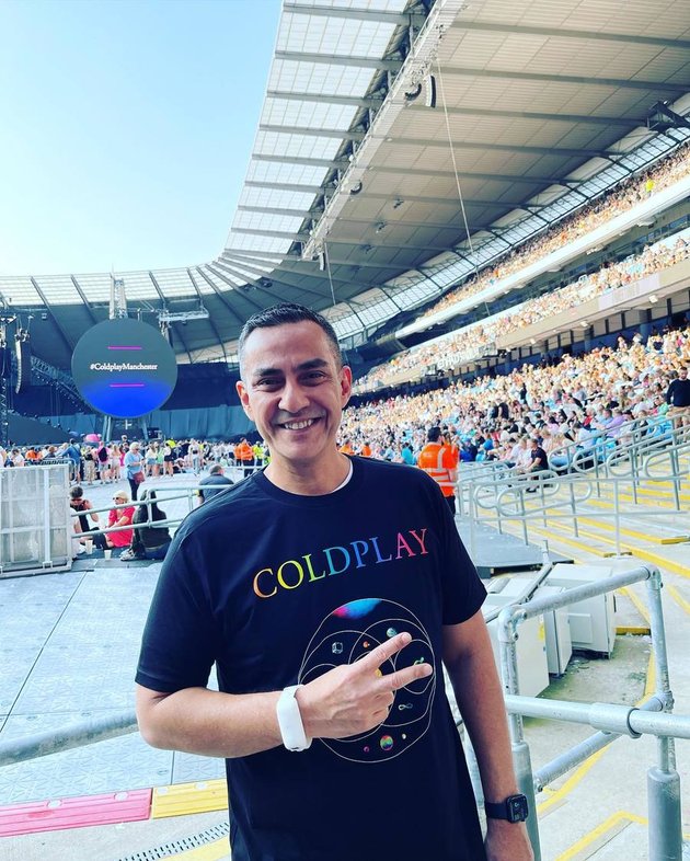 8 Potret Ferdi Hasan Watching Coldplay Concert in England, Bringing Wife and Children to Manchester