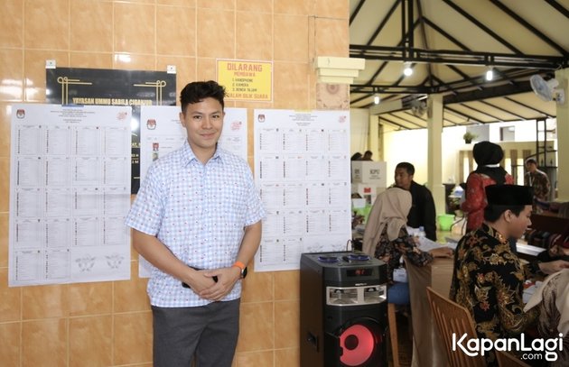 8 Portraits of Fero Walandouw Voting in the 2024 Election, Casual Appearance - Handsome Showing a Radiant Smile