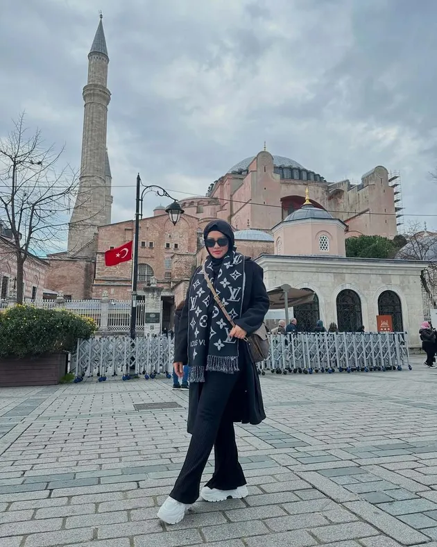 Fitri Carlina dan Hendra Sumendap