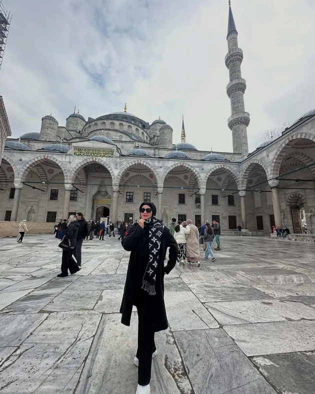 Fitri Carlina dan Hendra Sumendap