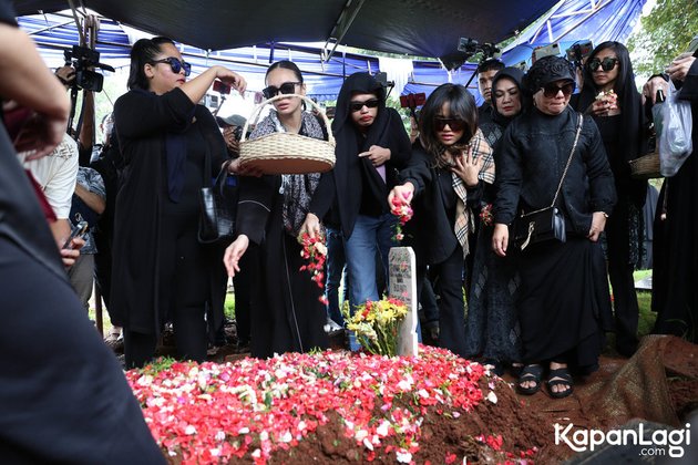 8 Photos of Fuji in Stevi Agnecya's Funeral Procession, Accompanied by Family & Close Friends