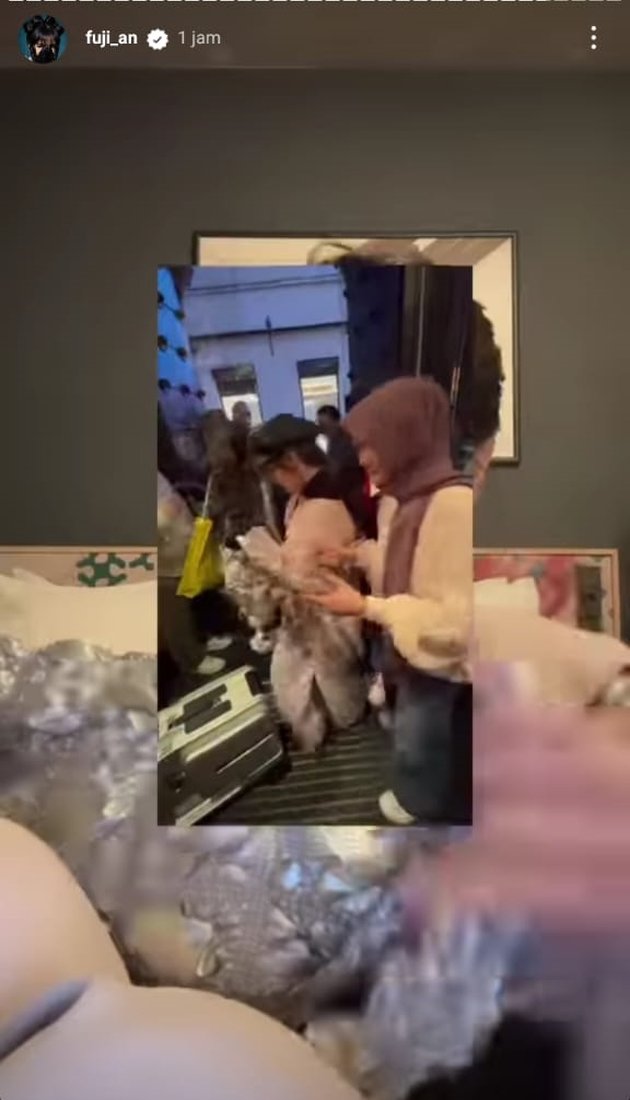 8 Photos of Fuji Selling His Mother's Rendang in Europe, Panicking When His Bag Containing Phone and Passport Got Stolen - Almost Crying Until Unable to Handle