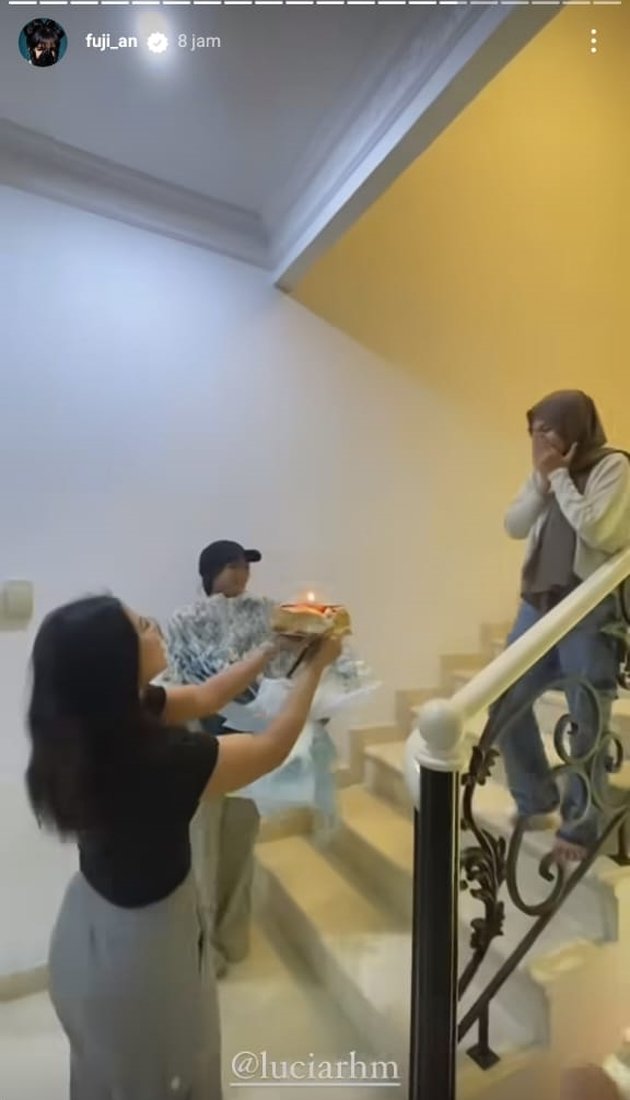 8 Photos of Fuji Celebrating His Assistant's Birthday, Giving a Bucket of Millions of Rupiah - Netizens: Why is it Said to be Arbitrary with Employees