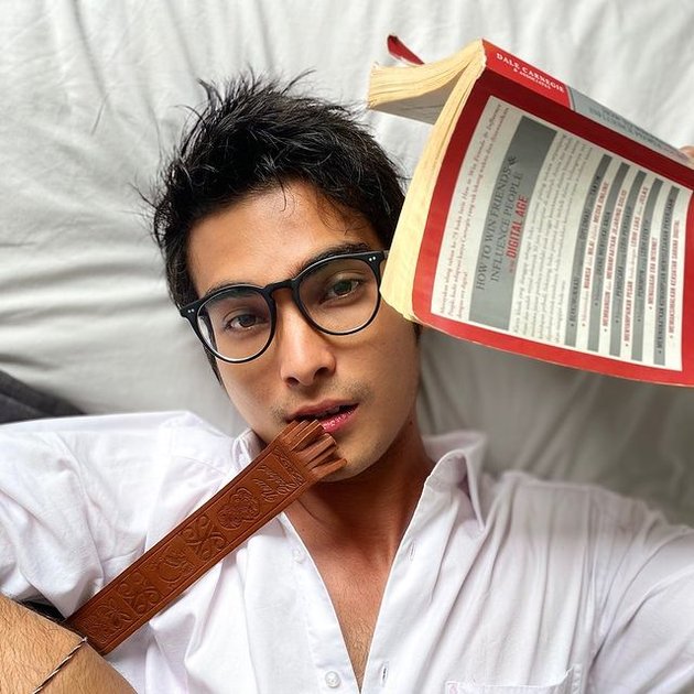 8 Handsome Portraits of Cinta Brian Wearing Glasses, Star of 'BUKU HARIAN SEORANG ISTRI' Shows Charm Like a Young CEO!