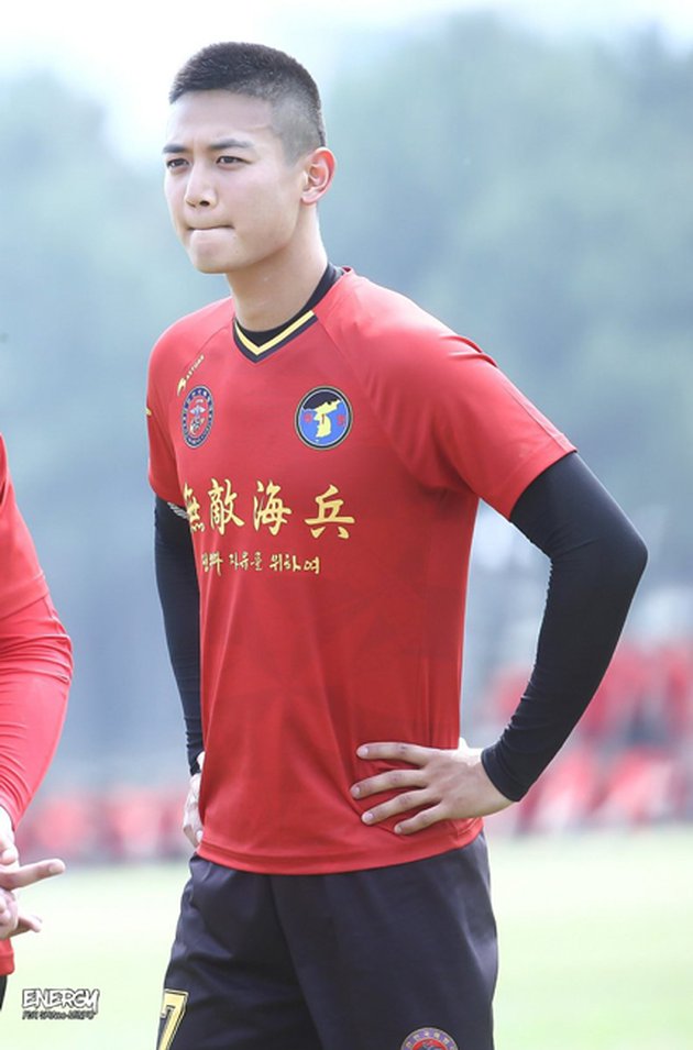 Pada hari Selasa (18/6) kemarin, Minho terlihat berada di lapangan sebagai salah satu anggota team sepak bola angkatan laut tersebut. Tim itu tentunya dibentuk dengan member yang jago sepak bola.