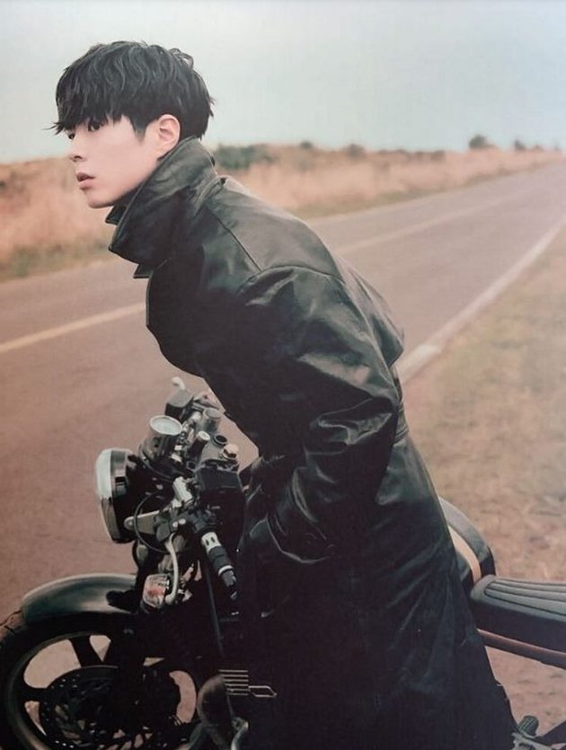 8 Handsome Photos of Park Bo Gum as a Biker, Showing His Masculine Side with Leather Jacket!