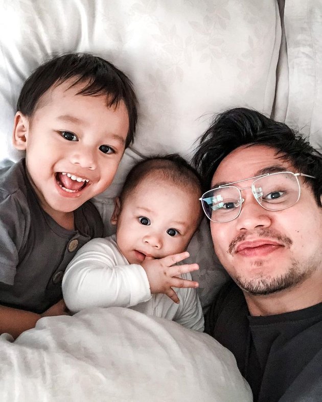 8 Handsome Portraits of Rama Putra Sahetapy, Dewi Yull and Ray Sahetapy's Son Who Rarely Gets Attention - Being a Loving Father of Two Children