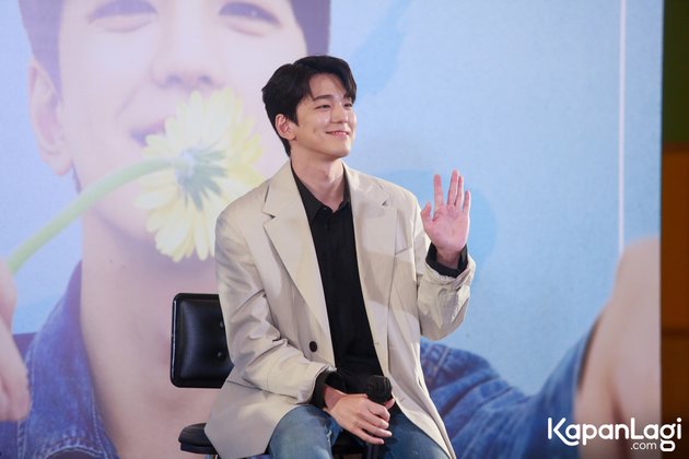 8 Handsome Photos of Kim Min Gue at the Press Conference Before the Fan Meeting, Curious to Try Nasi Goreng