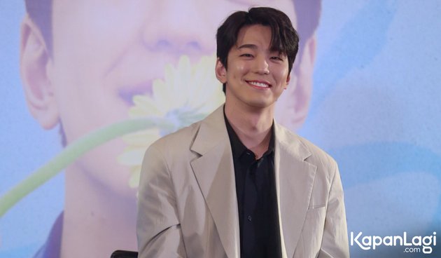 8 Handsome Photos of Kim Min Gue at the Press Conference Before the Fan Meeting, Curious to Try Nasi Goreng