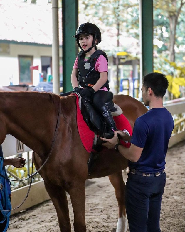 8 Handsome Photos of Nabila Syakieb's Husband Taking Care of Their Child While Horseback Riding, Radiating Hot Daddy Vibes