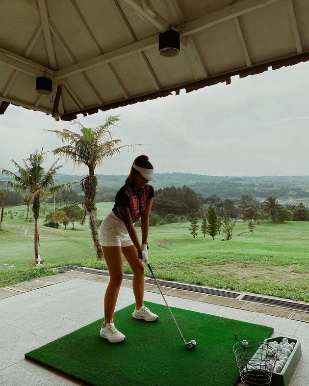 8 Portraits of Awkarin's Style When Playing Golf, Always Fashionable with White Shoes