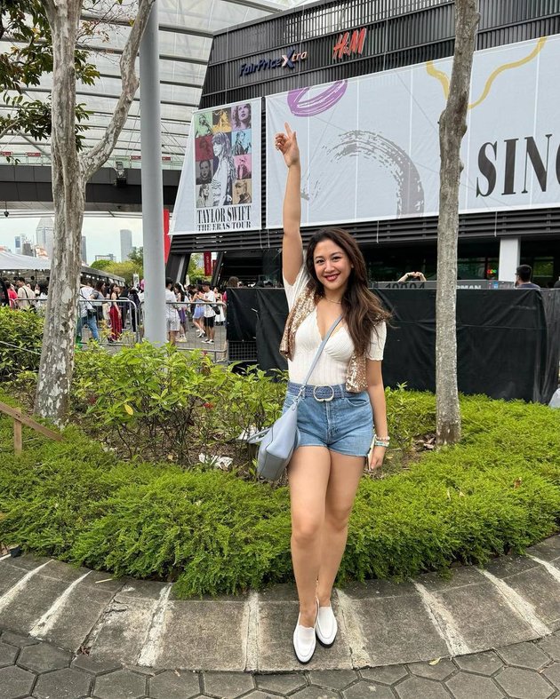 8 Beautiful Photos of Sherina Watching Taylor Swift's Concert in Singapore