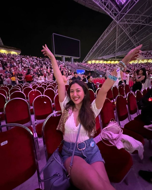 8 Beautiful Photos of Sherina Watching Taylor Swift's Concert in Singapore