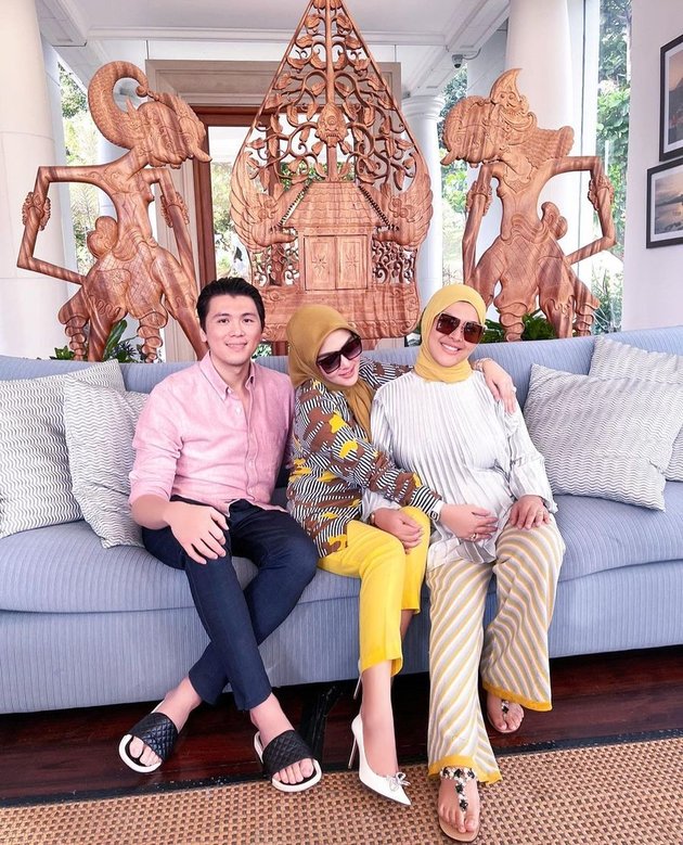 8 Portraits of Syahrini's Hijab Style that Attracts Attention, Showing Legs Revealing Aurat - Close Comment Column