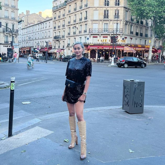 8 Photos of Hot Mama Kimmy Jayanti's Stylish Looks During Vacation in Paris, Her OOTDs Never Fail to Impress!