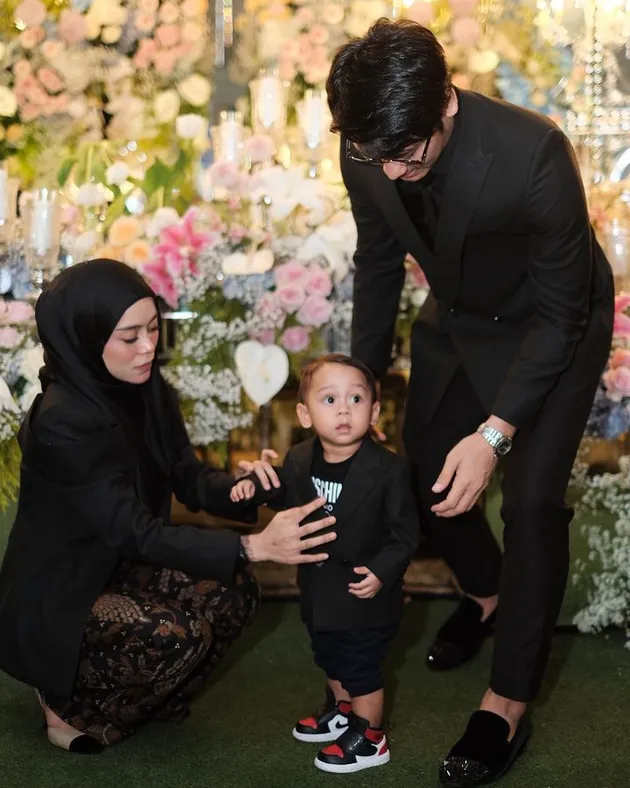 Gaya kondangan artis dan anak 