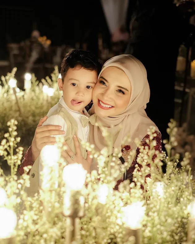Gaya kondangan artis dan anak 