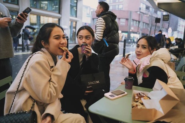 8 Photos of Nagita Slavina's Coffee Style in London, Classy with Azizah Salsha