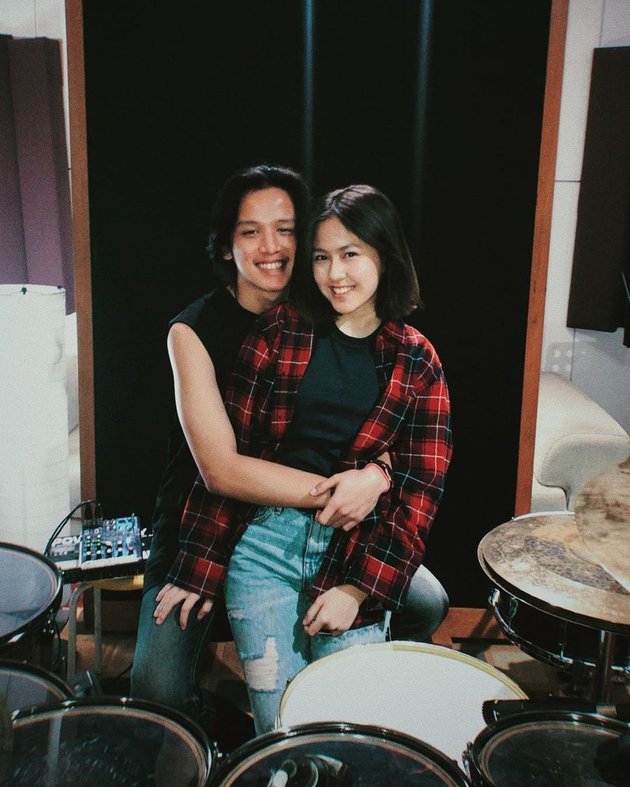 8 Photos of Kyla and Raynald Prasetya's Dating Style, Very Affectionate - Showing Hugging Photos