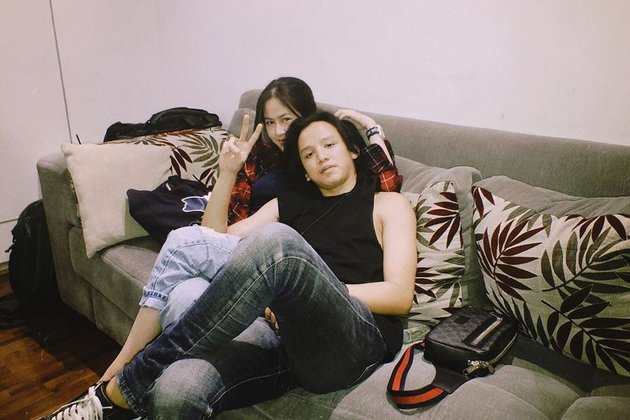 8 Photos of Kyla and Raynald Prasetya's Dating Style, Very Affectionate - Showing Hugging Photos