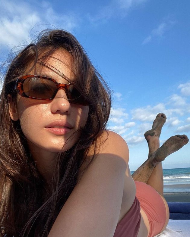 8 Photos of Celebrities Still Photogenic While Sunbathing on the Beach - Some are Pregnant