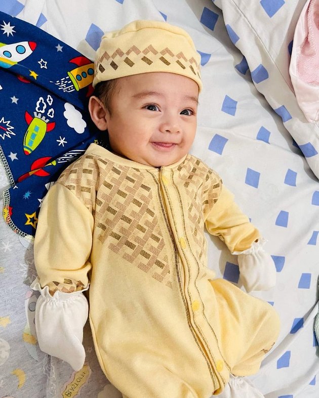 8 Adorable Photos of Baby Khan Gionino, Eza Gionino's Child, Looking Cute in Koko Clothes and Sarong - His Smile is Melting