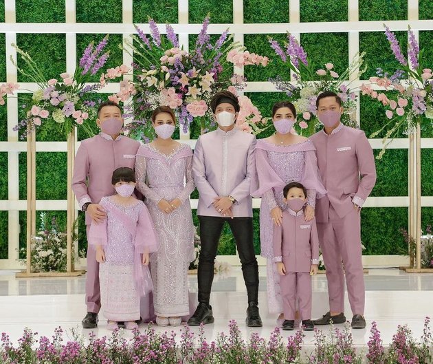 8 Adorable Photos of Arsy at Aurel & Atta's Engagement, Beautiful in Purple like a Disney Princess
