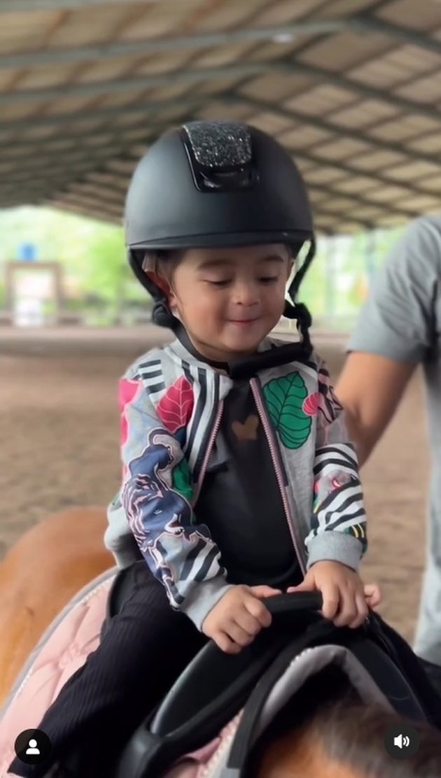 8 Adorable Photos of Guzel, Margin Wieheerm's Child, Enjoying Horseback Riding with Her Cute Face and Helmet Highlighted