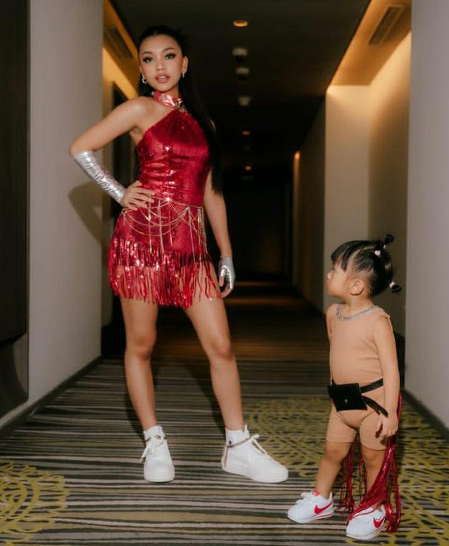 8 Adorable Photos of Nakeya Ayu, Naura Ayu's Younger Sister, When She Accompanies Her Sister's Performance, Netizens Say She Will Become a Future Star!