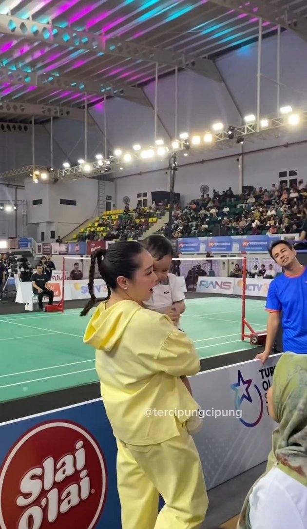 8 Adorable Portraits of Rayyanza as Papa Raffi Ahmad's Badminton Supporter