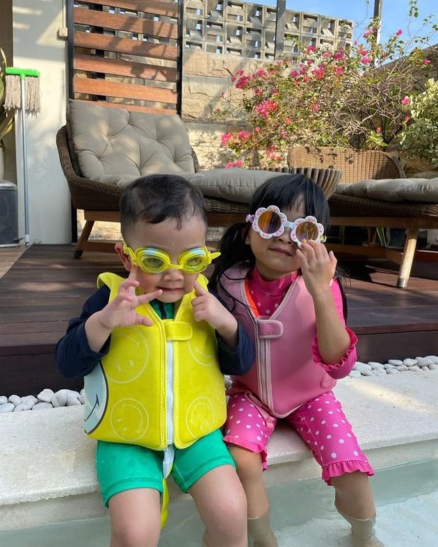 8 Adorable Photos of Rayyanza Swimming, Wearing All Yellow and Called Minion by Netizens