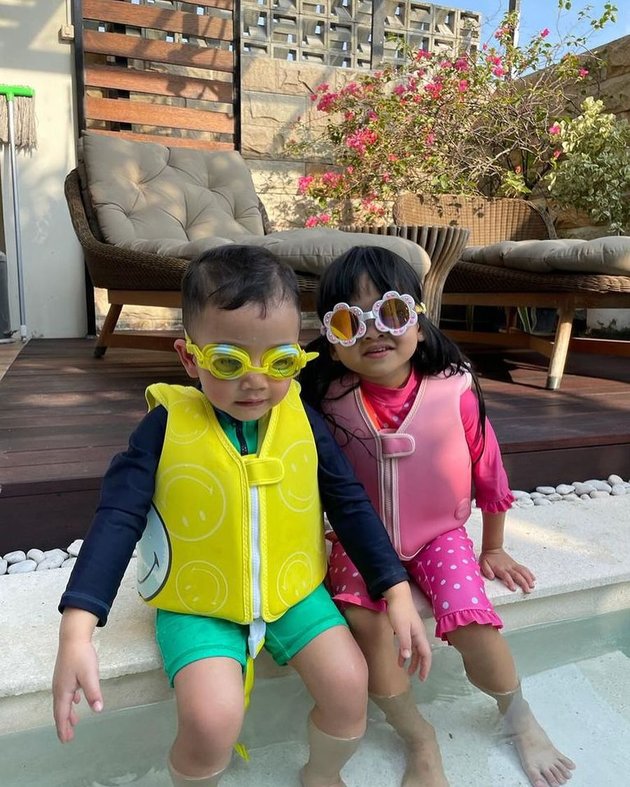 8 Adorable Photos of Rayyanza Swimming, Wearing All Yellow and Called Minion by Netizens