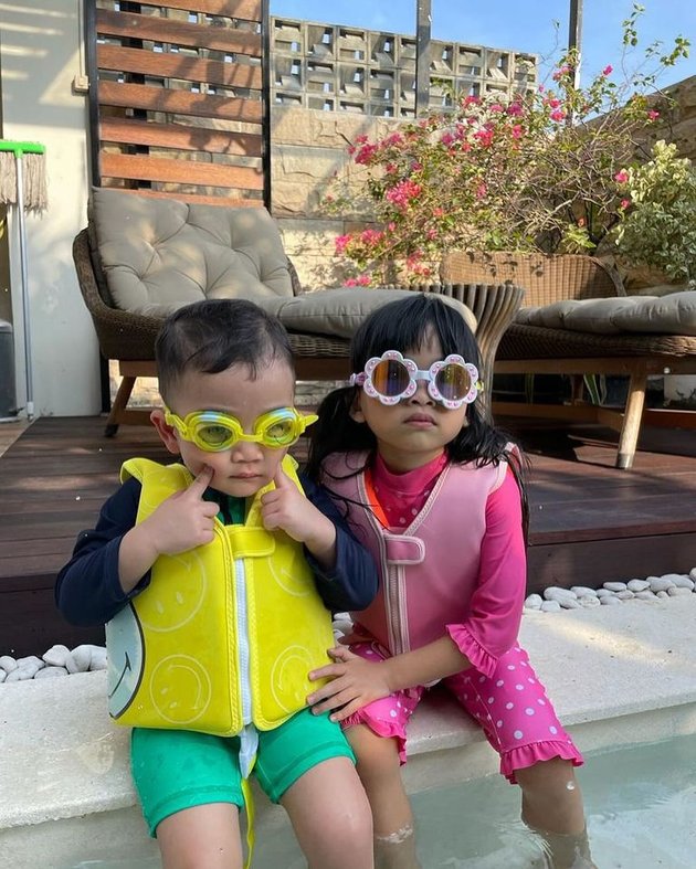 8 Adorable Photos of Rayyanza Swimming, Wearing All Yellow and Called Minion by Netizens