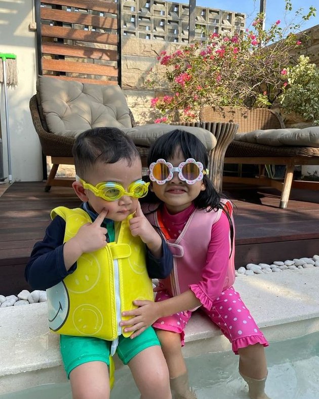 8 Adorable Photos of Rayyanza Swimming, Wearing All Yellow and Called Minion by Netizens