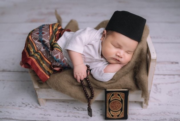 8 Adorable Photos of Baby Guinandra, Vicky Shu's Child, Dressed as a Musician - Cute in Javanese Traditional Clothing