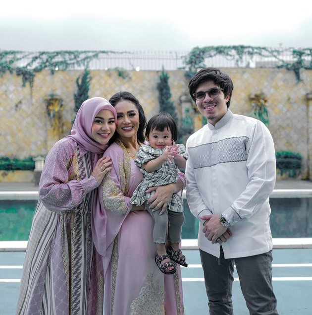 8 Beautiful Photos of Krisdayanti Celebrating Eid with Aurel and Baby Ameena, Making Fans Happy Too
