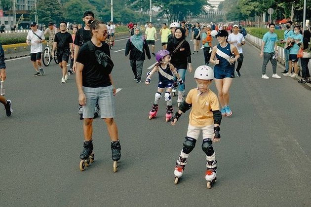8 Photos of Gempi's First Time at Car Free Day, Wearing Matching Outfit with Gisella Anastasia - Having Fun with Roller Skates
