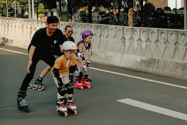 8 Photos of Gempi's First Time at Car Free Day, Wearing Matching Outfit with Gisella Anastasia - Having Fun with Roller Skates
