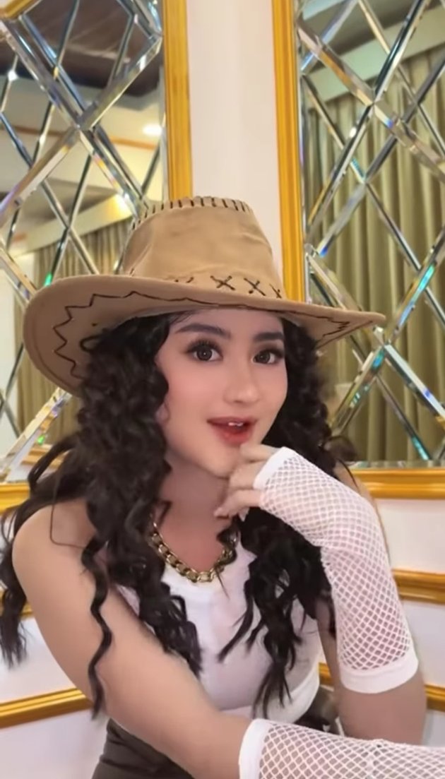 8 Photos of Ghea Youbi Wearing Cowboy Hats, Beautifully Showing Curly Hair Style!