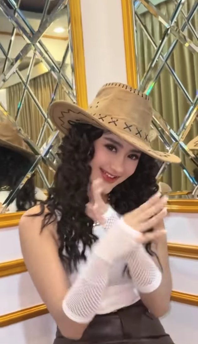 8 Photos of Ghea Youbi Wearing Cowboy Hats, Beautifully Showing Curly Hair Style!