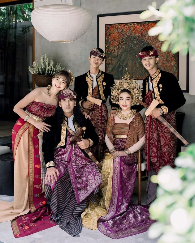 8 Portraits of Glenca Chysara Photos with Family without Rendi John, Dressing in Traditional Balinese Attire - Mother's Appearance Becomes the Highlight