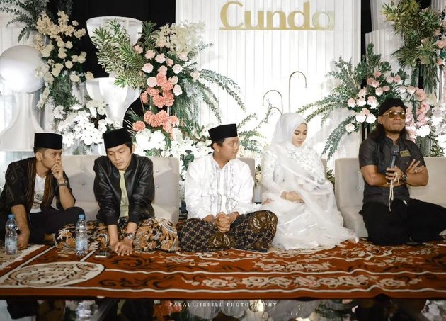 8 Potraits of Gus Iqdam Attending the Aqiqah of Cundamani, Denny Caknan's Daughter, and Bella Bonita in Ngawi, Also Participated in Hair Cutting - His Etiquette Becomes the Highlight