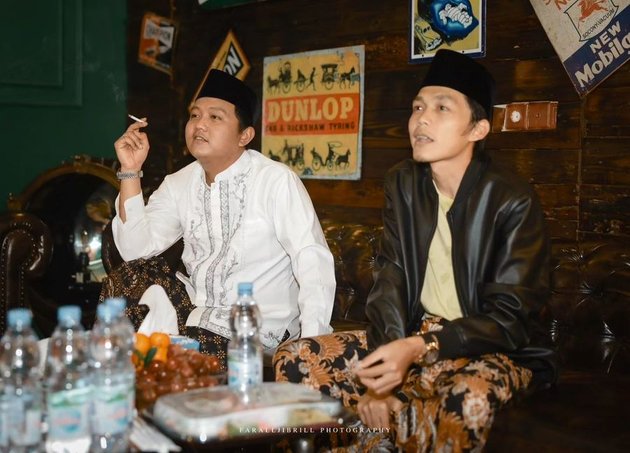 8 Potraits of Gus Iqdam Attending the Aqiqah of Cundamani, Denny Caknan's Daughter, and Bella Bonita in Ngawi, Also Participated in Hair Cutting - His Etiquette Becomes the Highlight