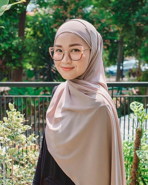 8 Portraits of Hada, Indro Warkop's Rarely Highlighted Daughter, a Beautiful Hijab-Wearing Mother of Two