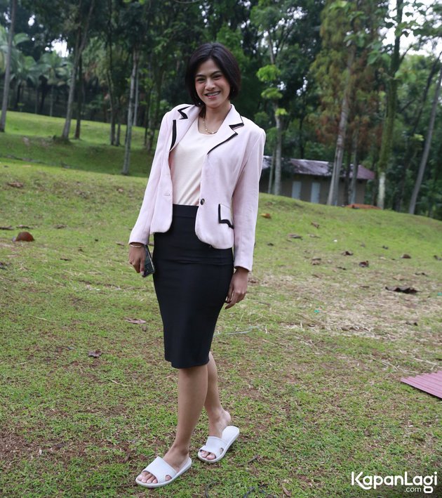 8 Portraits of Hana Saraswati, the Star of the Soap Opera 'BUKU HARIAN SEORANG ISTRI' when Wearing a White Blazer and Tight Midi Skirt, Beautiful and Charming - Neat Like a Career Woman