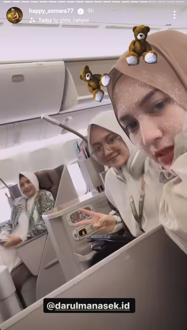 8 Portraits of Happy Asmara Departing for Umrah with Family - Wearing Hijab that Stuns!
